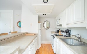 House, 1 Bedroom | Private kitchen - Colonial Condo by Lucky Savannah (Savannah)