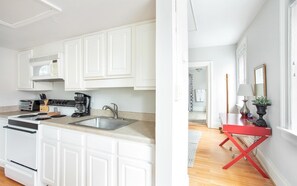Room - Colonial Condo by Lucky Savannah (Savannah)