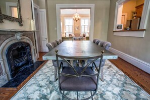 Dining - Getaway on Gordon by Lucky Savannah (Savannah)