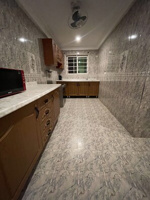 Kühlschrank, Mikrowelle, Herdplatte, Kochgeschirr/Geschirr/Besteck