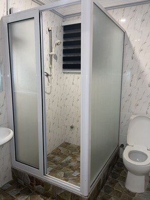 Dusche, Handtücher, Seife, Toilettenpapier