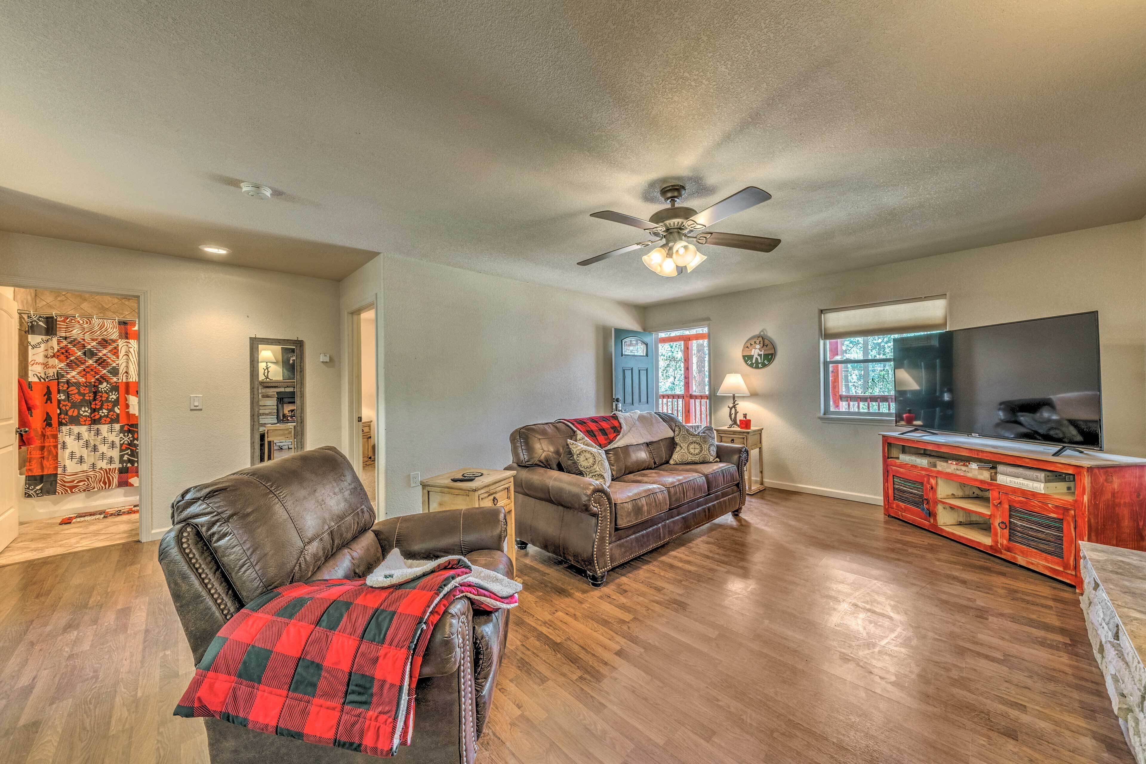 Cozy & Pet-Friendly Ruidoso Cabin w/ Private Deck!