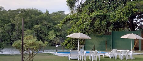 Una piscina al aire libre