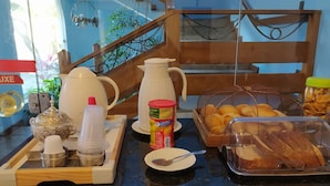 Un'ampia colazione a buffet con diversi cibi e condimenti.