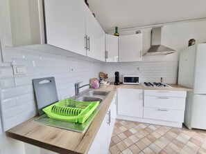 Een koelkast, een microgolfoven, een kookplaat