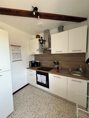 Refrigerador, microondas, horno, cafetera/tetera