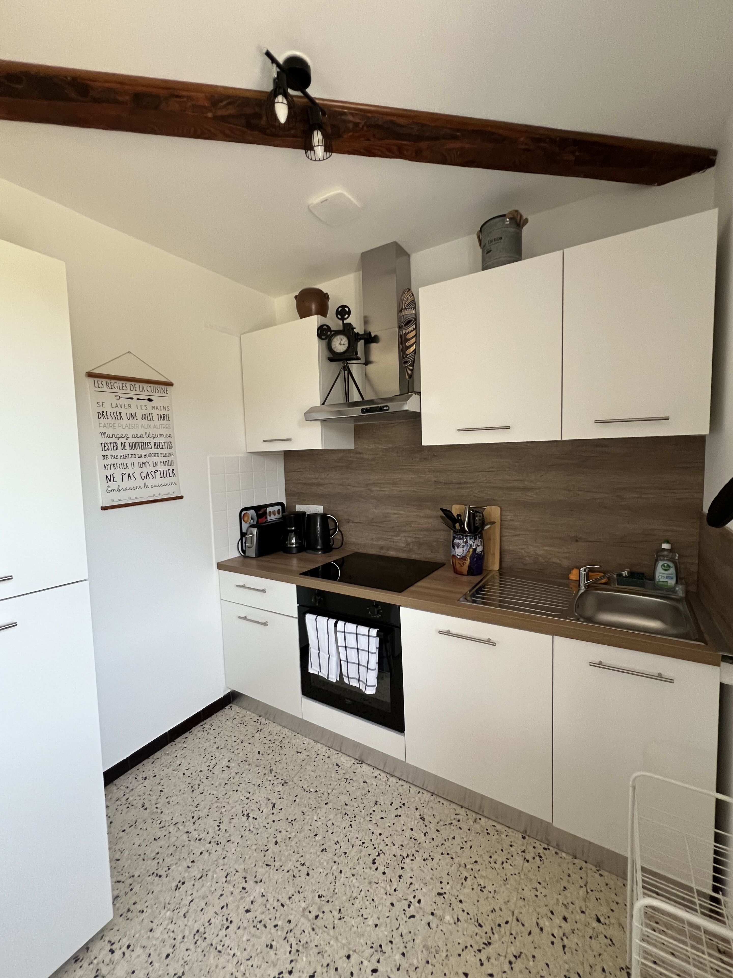 Een koelkast, een microgolfoven, een oven