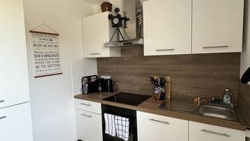 Réfrigérateur, micro-ondes, four, cafetiÚre/bouilloire