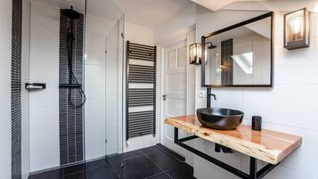 Een douche, een haardroger, handdoeken