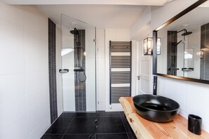 Dusche, Haartrockner, Handtücher