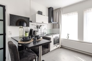 Fridge, oven, stovetop, coffee/tea maker