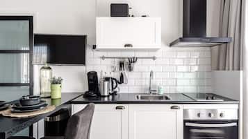 Frigorífico, horno, placa de cocina y cafetera o tetera