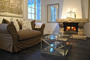 Smart TV, fireplace, books