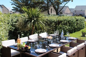 Outdoor dining - 1st sea row, wellness villa, free sound of the sea, 10m to the dune/beach (Guissény)