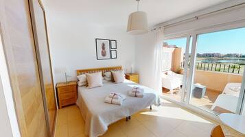 3 slaapkamers, een strijkplank/strijkijzer, gratis wifi, beddengoed