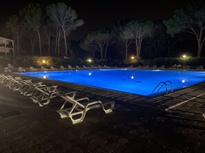 Una piscina al aire libre, una piscina climatizada