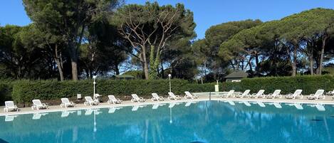 Een buitenzwembad, een verwarmd zwembad