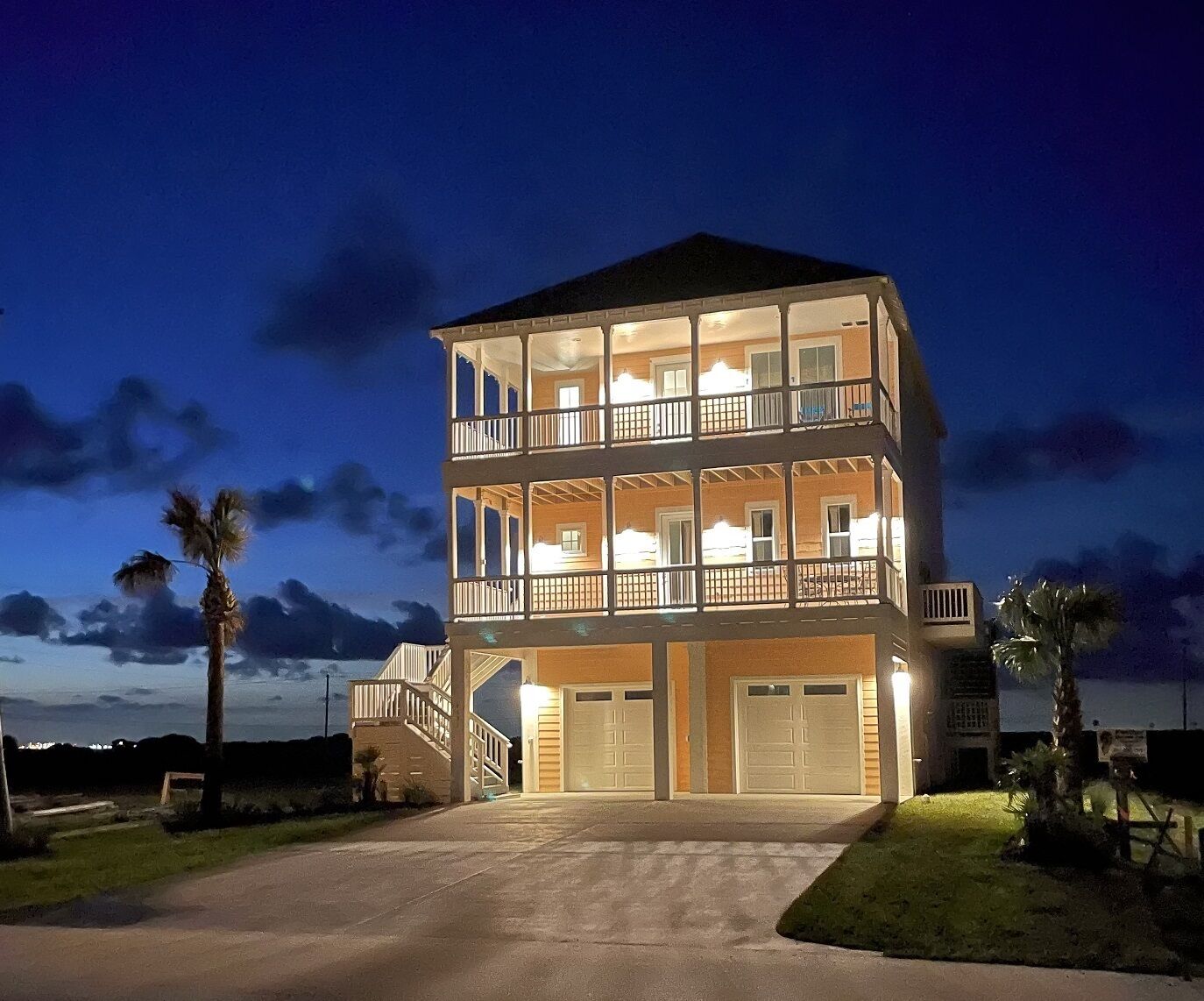 Beach to Bay Views at Parrot House!!  Five bedrooms and 5 Stars in Pointe West.