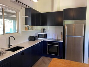 Kylskåp, mikrovågsugn, ugn och spishäll