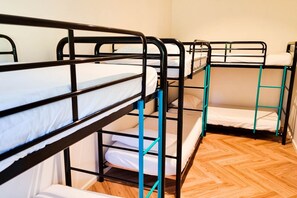 4 bedrooms, desk, free WiFi, bed sheets