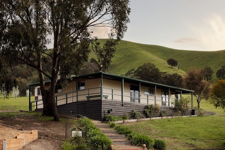 Exterior. Strath Creek Lodge at The Village Green