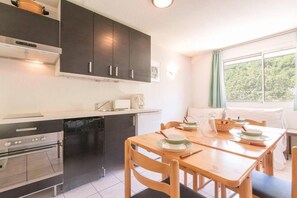 Fridge, oven, dishwasher, coffee/tea maker