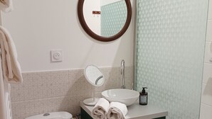 A modern bathroom with a toilet, sink, and mirror. - L'Étoile - studio in the heart of Chinon (Chinon)