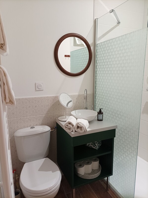 A modern bathroom with a toilet, sink, and mirror. - L'Étoile - Studio in the Heart of Chinon (Chinon)