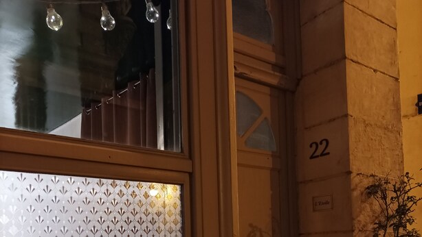 A building entrance with a frosted glass window, a brick wall, and a number '22' sign. - L'Étoile - studio in the heart of Chinon (Chinon)
