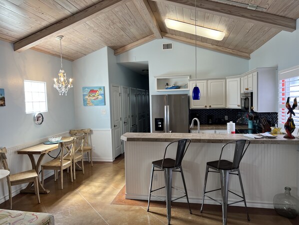 Fridge, microwave, oven, stovetop - Beautiful Coastal Cottage with two Lagoon Pools (Port Aransas)