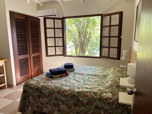 3 habitaciones, caja de seguridad en la habitación y escritorio 