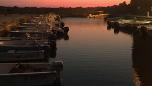 Ein Hafen im Abendlicht mit vertäuten Booten.