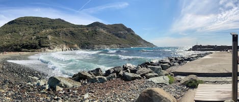 Una spiaggia nelle vicinanze