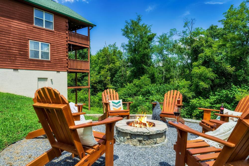 A+ Location\/3 Bed\/3 Bath\/Sleeps 10\/Games\/Hot Tub\/Fire Pit