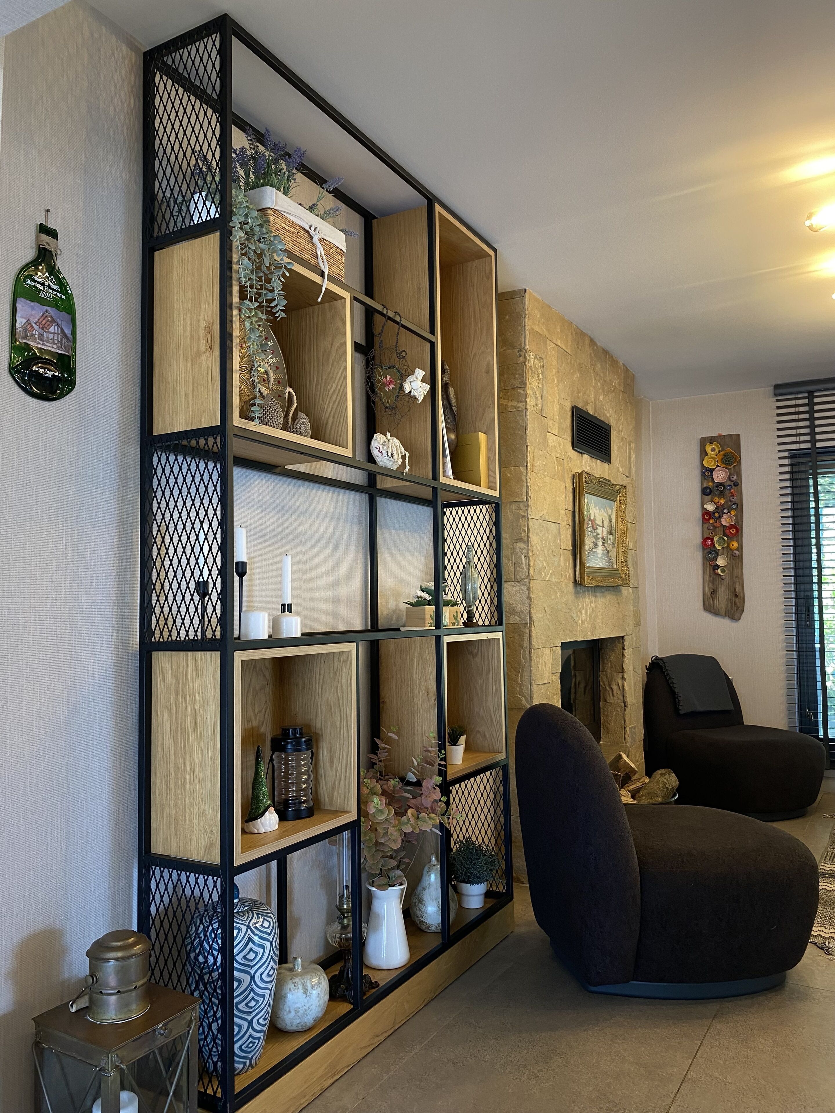 Una sala de estar con una estantería de madera, chimenea y un espacio de descanso acogedor.