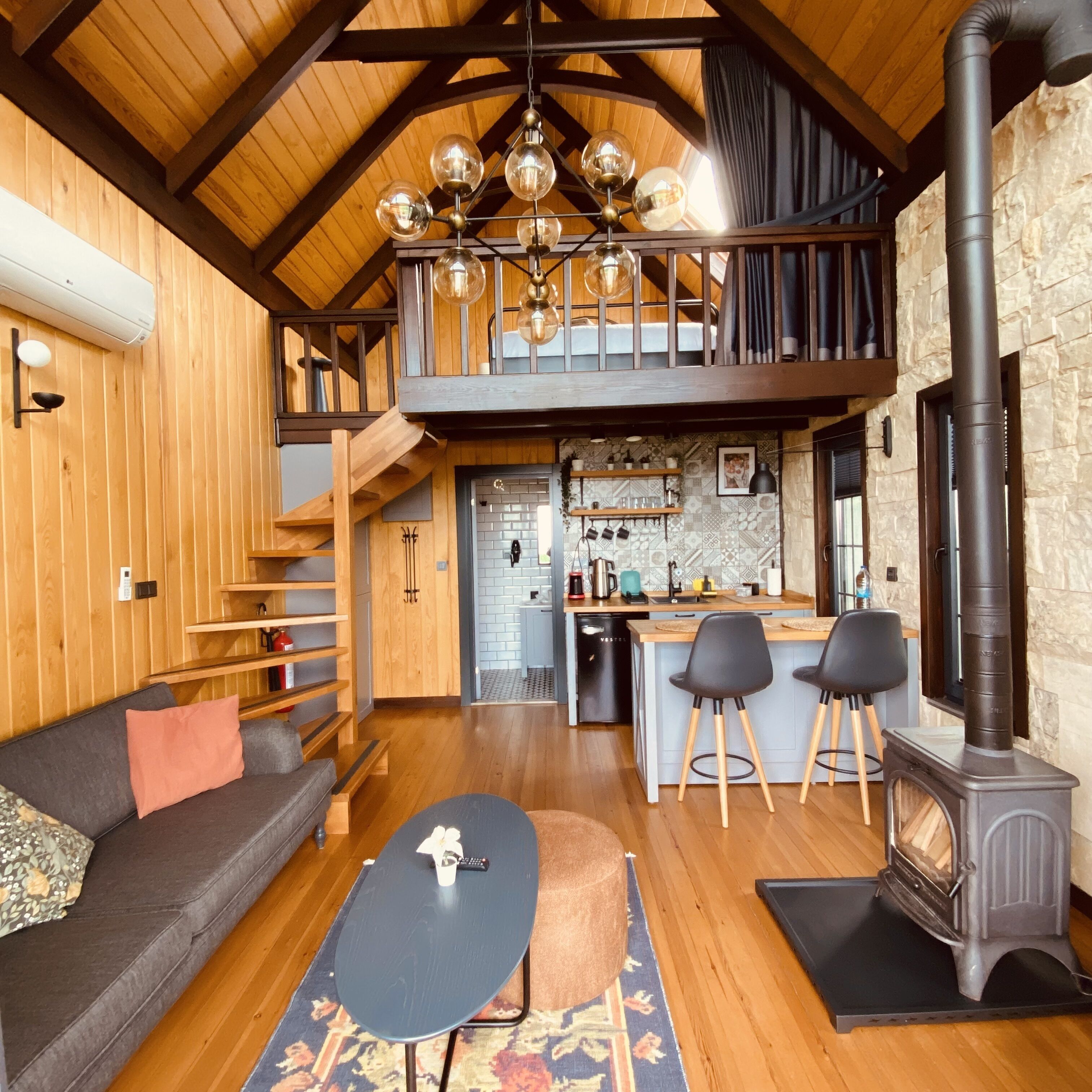 Family Chalet | Blackout drapes, free cribs/infant beds, free WiFi, bed sheets