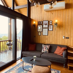 Chalet familiar | Zona de estar | Televisión de 43 pulgadas con canales por satélite, Netflix