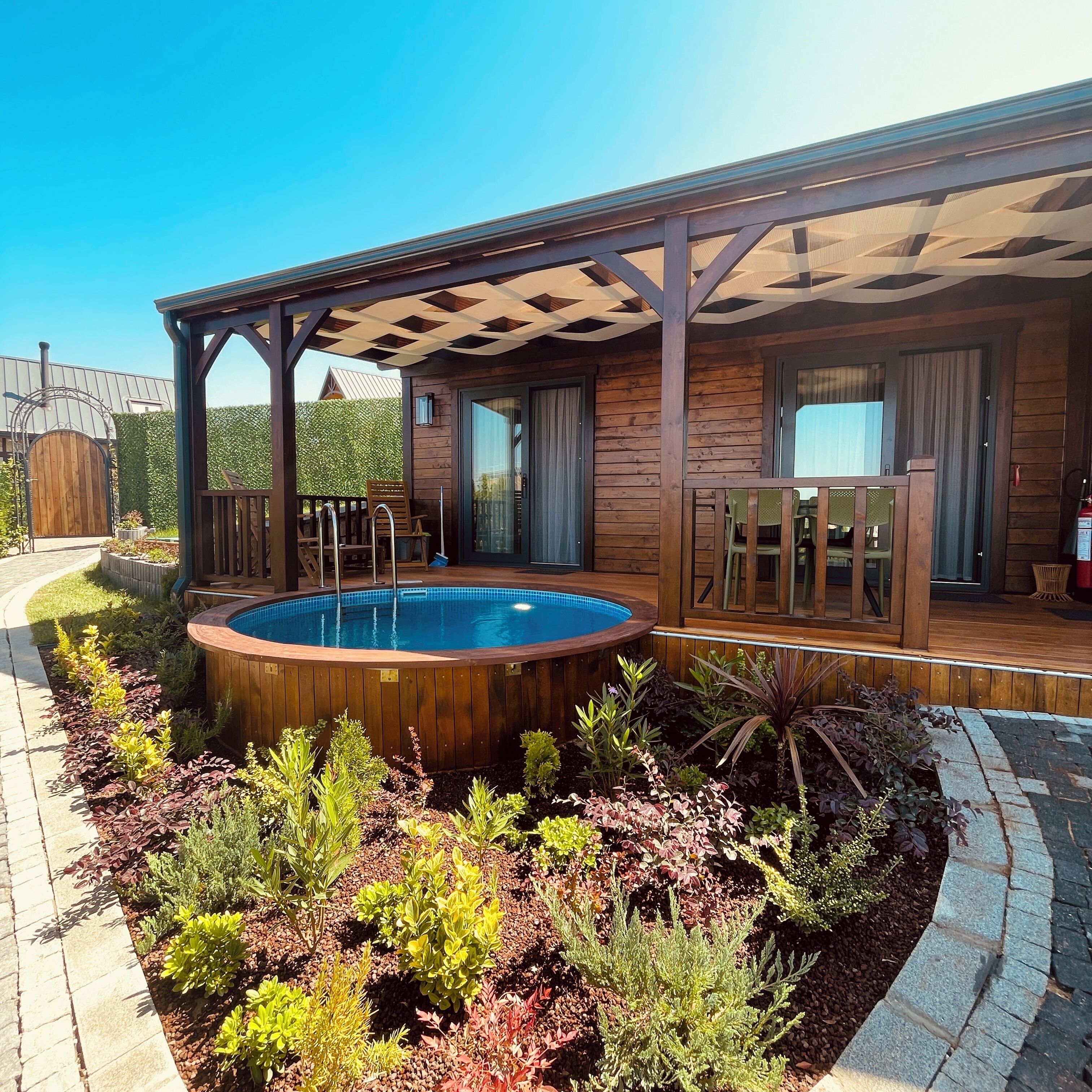 Chalé família, 2 quartos, piscina particular, vista parcial para o mar | Terraço/pátio