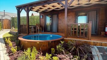 Chalé família, 2 quartos, piscina particular, vista parcial para o mar | Terraço/pátio