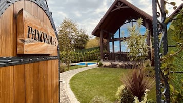 Family Chalet | Blackout drapes, free cribs/infant beds, free WiFi, bed sheets