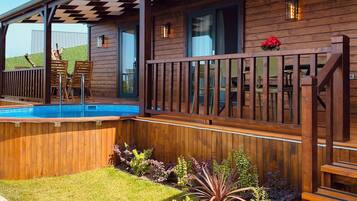 Familie-alpehytte, privat basseng, delvis sjøutsikt | Blendingsgardiner, barnesenger (inkludert) og wi-fi (inkludert)