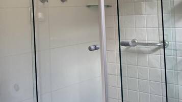 Shower, handuk, sabun, dan sampo