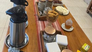 Ein reichhaltiges Buffet mit verschiedenen Speisen und Beilagen.