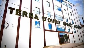 Ein Gebäude mit der Aufschrift 'TERRA D'OURO APART HOTEL'.
