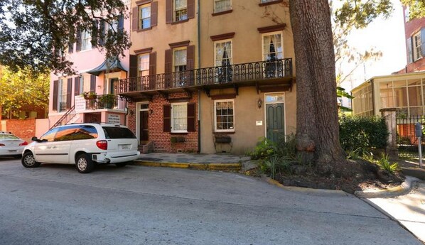 Exterior - Oglethorpe Square Main + Garden by Lucky Savannah (Savannah)