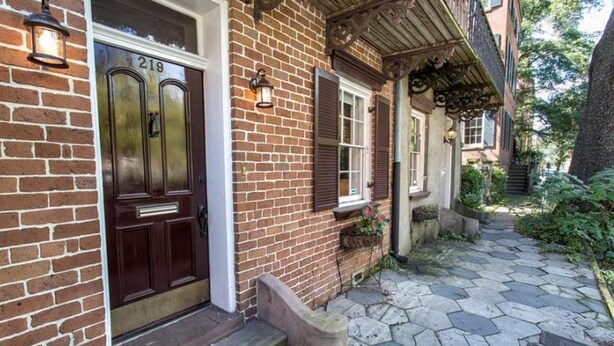 Exterior - Oglethorpe Square Main + Garden by Lucky Savannah (Savannah)