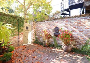 Exterior - Oglethorpe Square Main + Garden by Lucky Savannah (Savannah)
