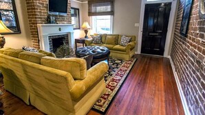 Living area - Oglethorpe Square Main + Garden by Lucky Savannah (Savannah)