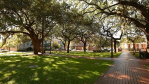 Exterior - Oglethorpe Square Main + Garden by Lucky Savannah (Savannah)