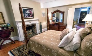 Townhome, 3 Bedrooms | 3 bedrooms - Oglethorpe Square Main + Garden by Lucky Savannah (Savannah)